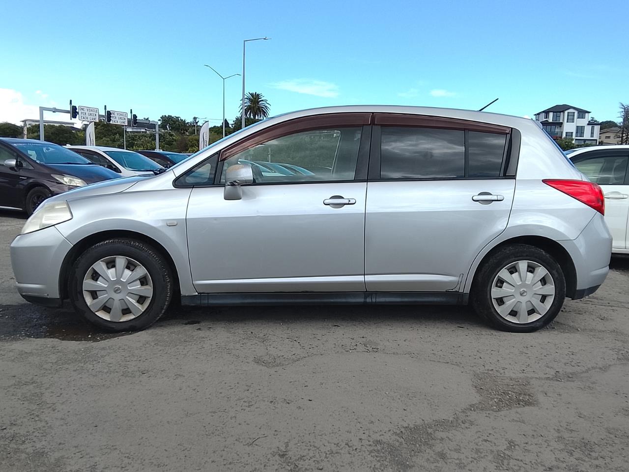 2005 Nissan Tiida thumbnail