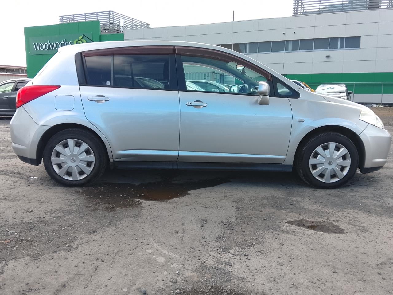2005 Nissan Tiida thumbnail