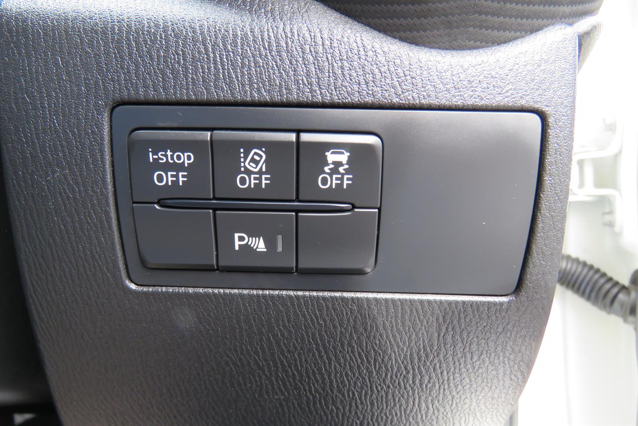 2021 Mazda 2 thumbnail