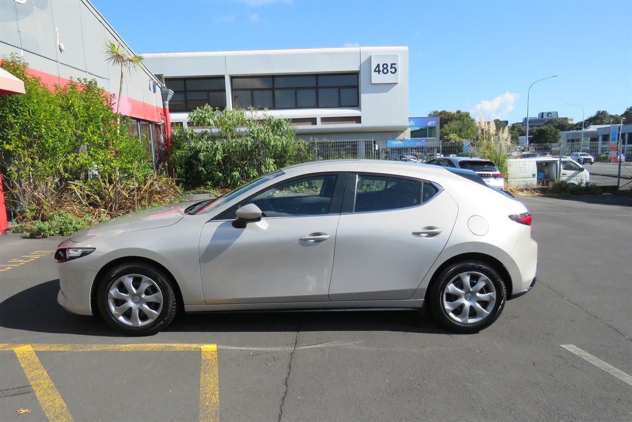 2023 Mazda 3 thumbnail