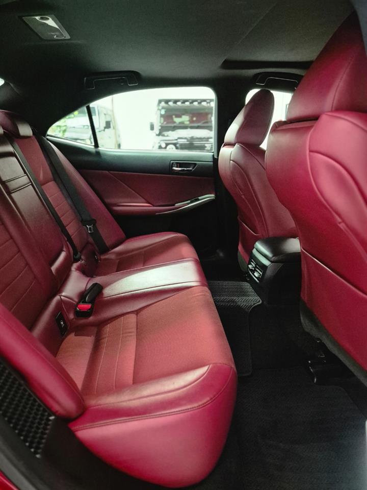 2016 Lexus IS thumbnail