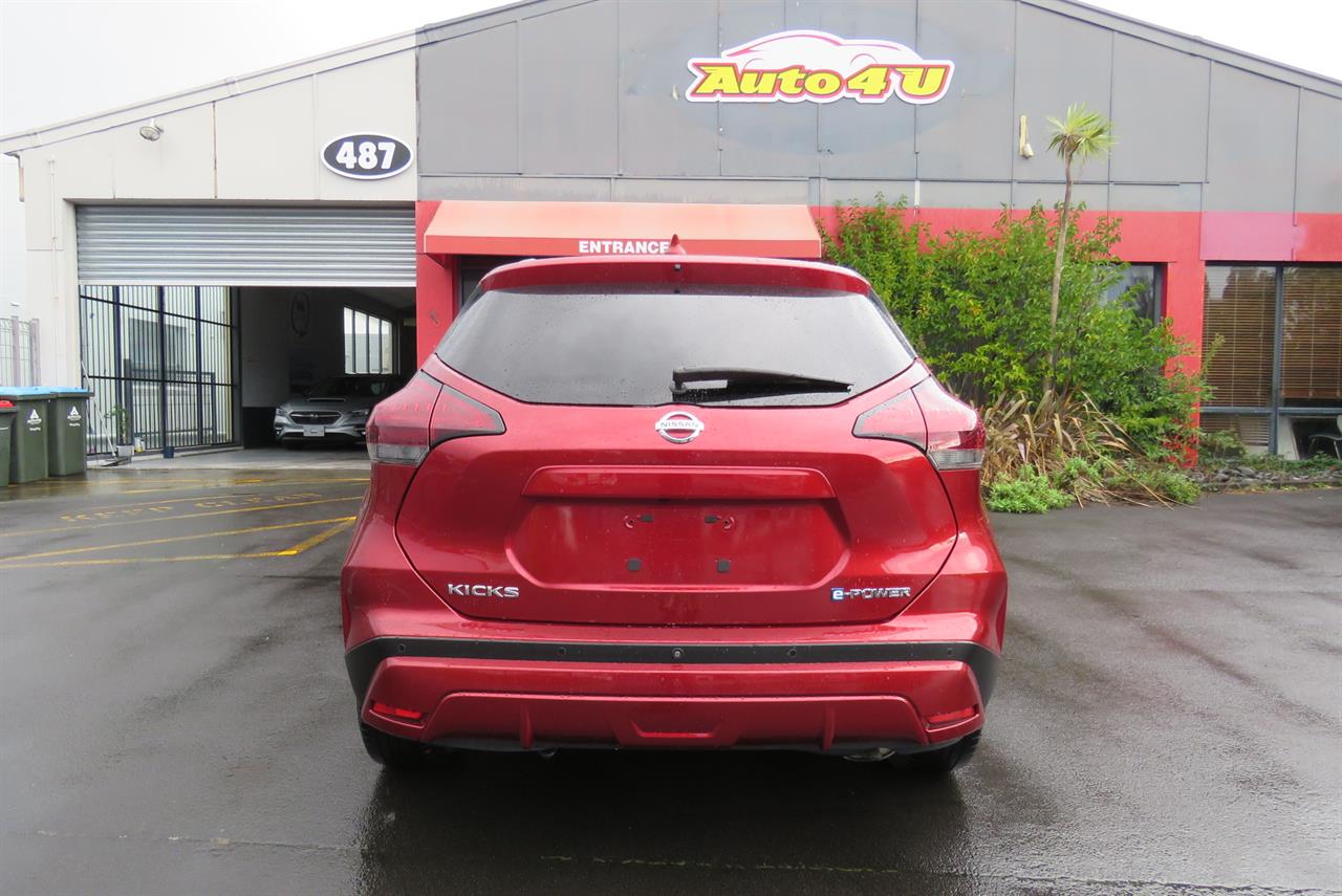 2021 Nissan Kicks thumbnail