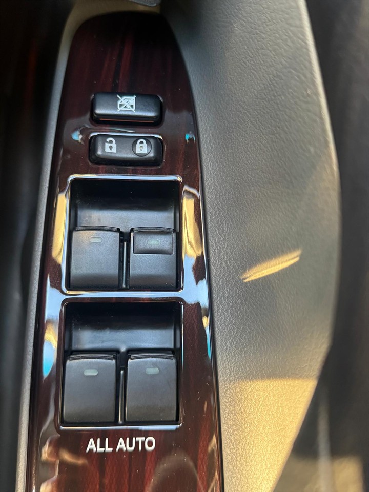 2012 Toyota Mark-X thumbnail