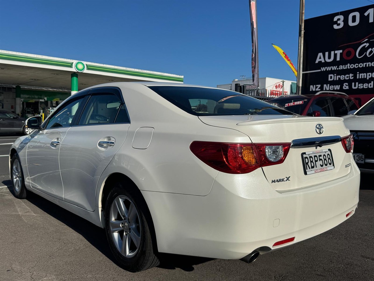 2012 Toyota Mark-X thumbnail