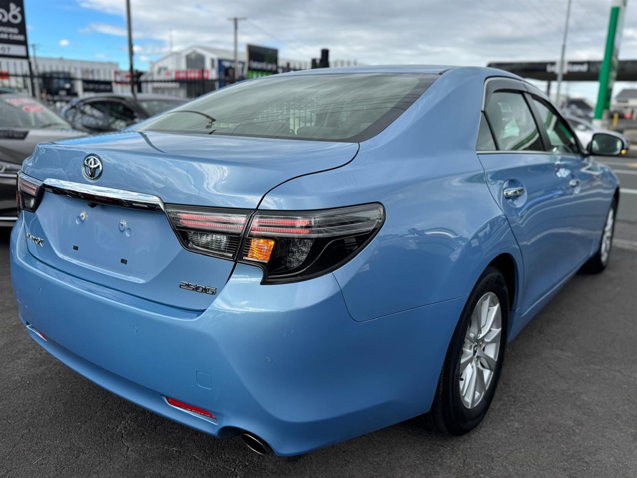 2017 Toyota MARKX thumbnail