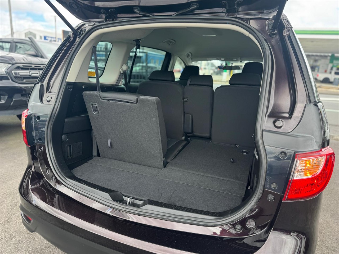 2017 Mazda Premacy thumbnail