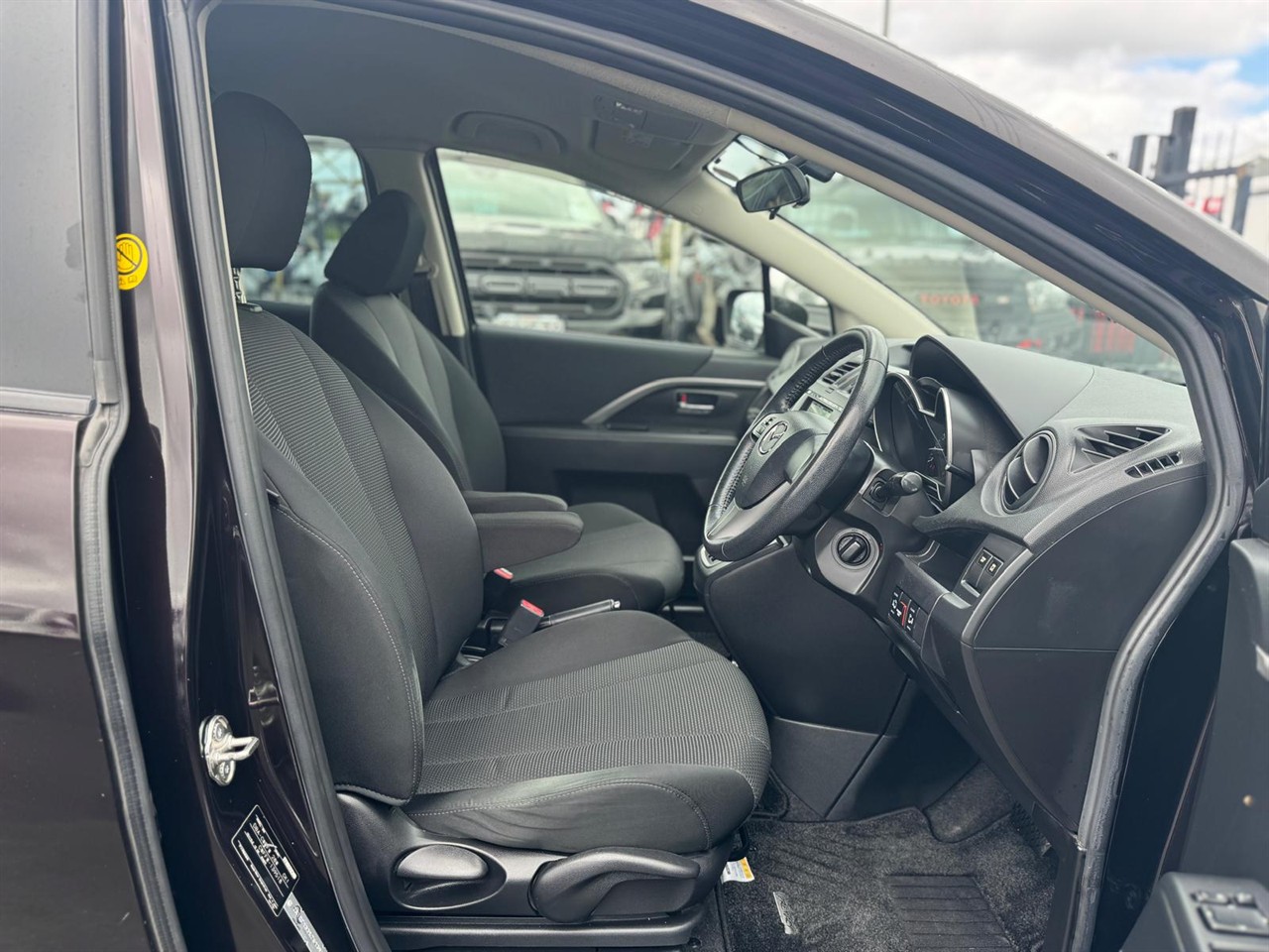 2017 Mazda Premacy thumbnail