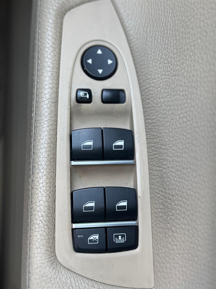 2012 BMW 740i thumbnail