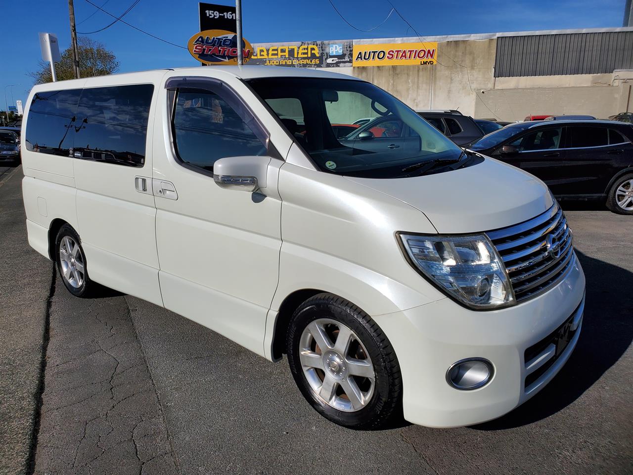 2005 Nissan Elgrand thumbnail