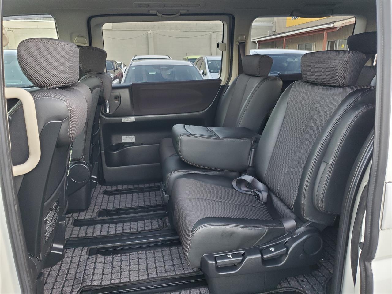 2005 Nissan Elgrand thumbnail