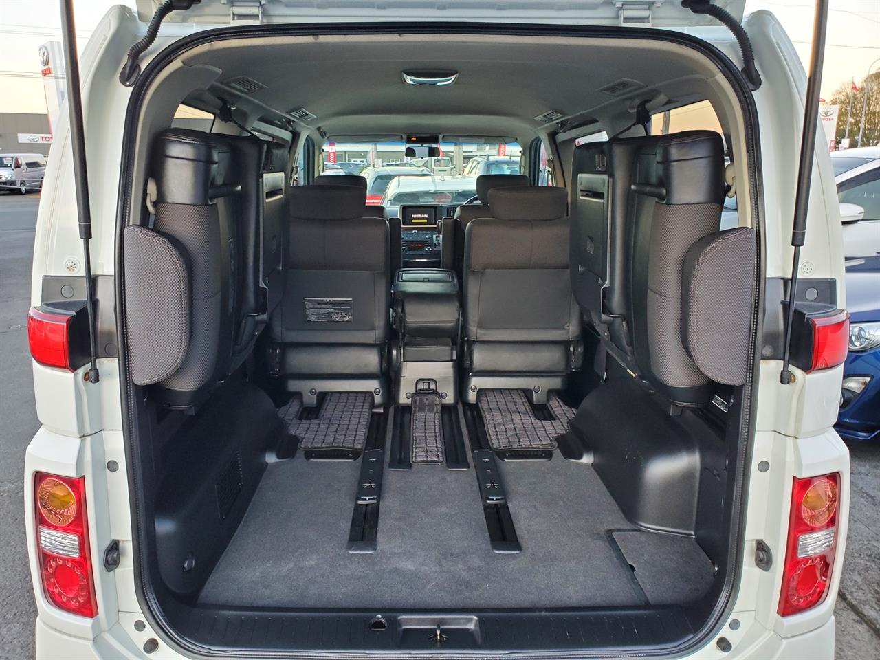 2005 Nissan Elgrand thumbnail