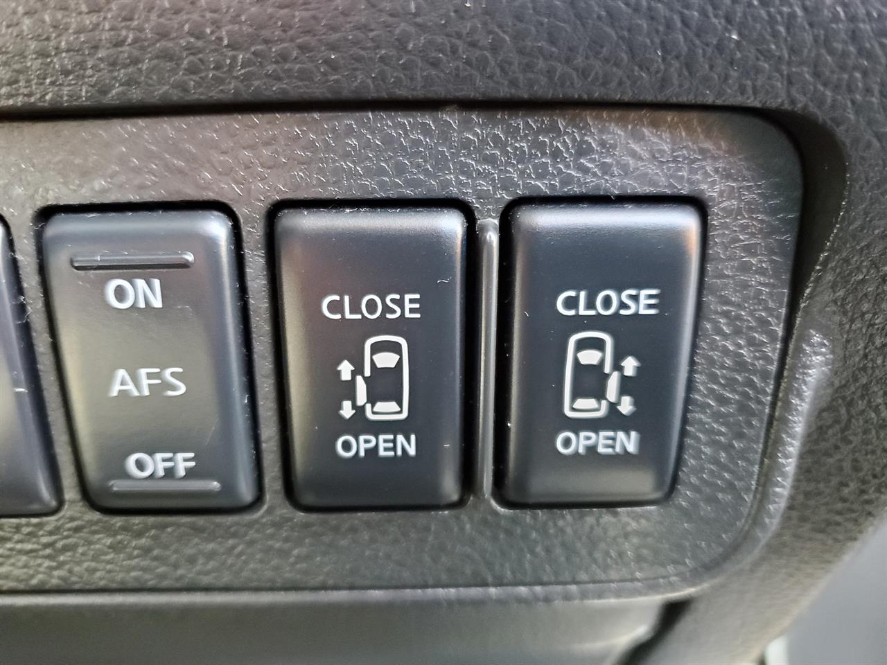 2005 Nissan Elgrand thumbnail
