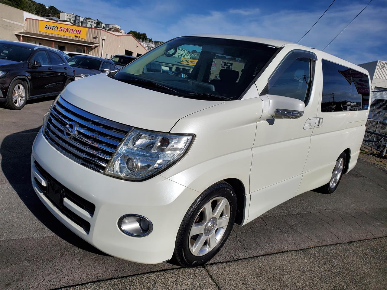 2005 Nissan Elgrand thumbnail