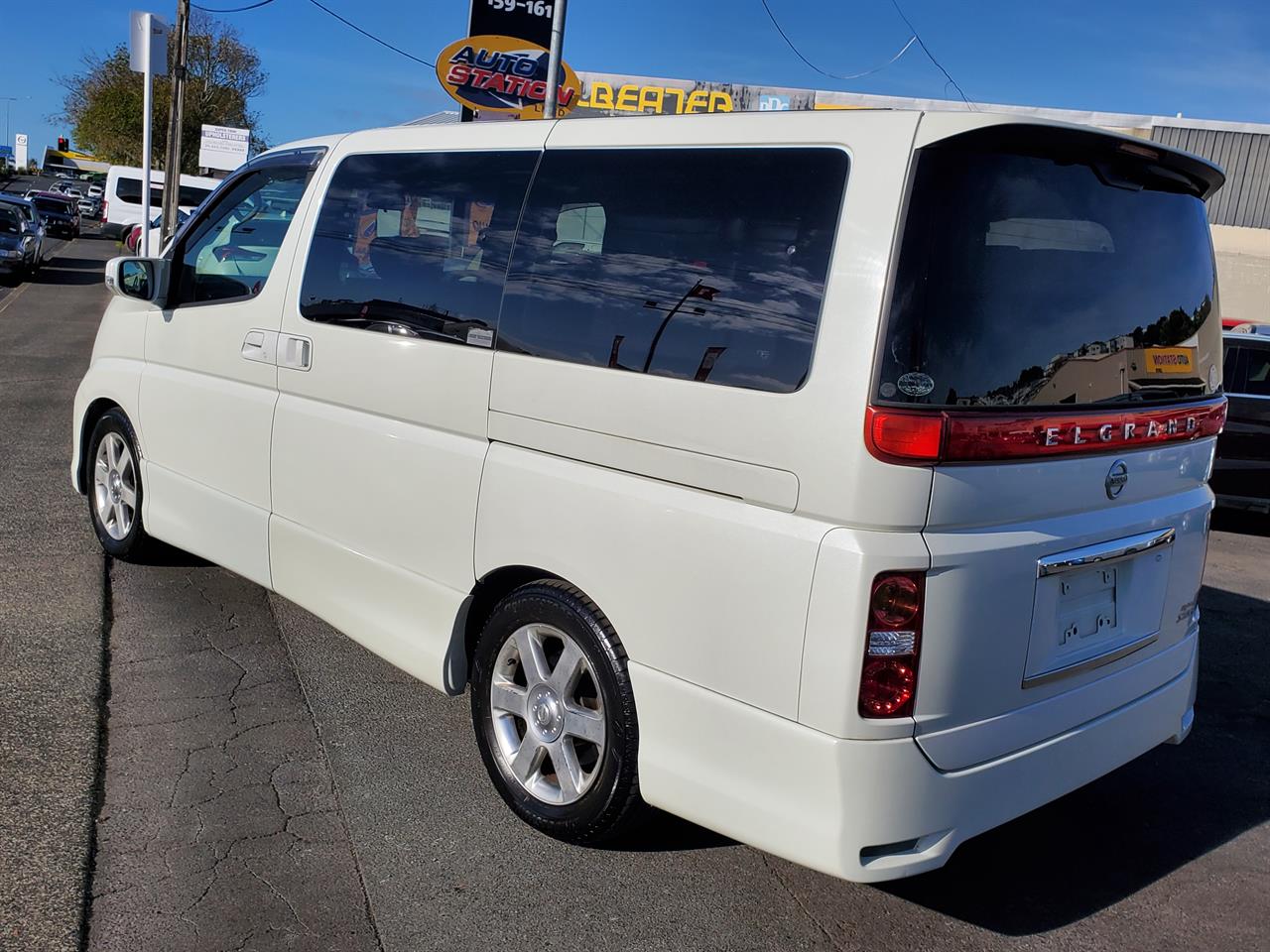 2005 Nissan Elgrand thumbnail