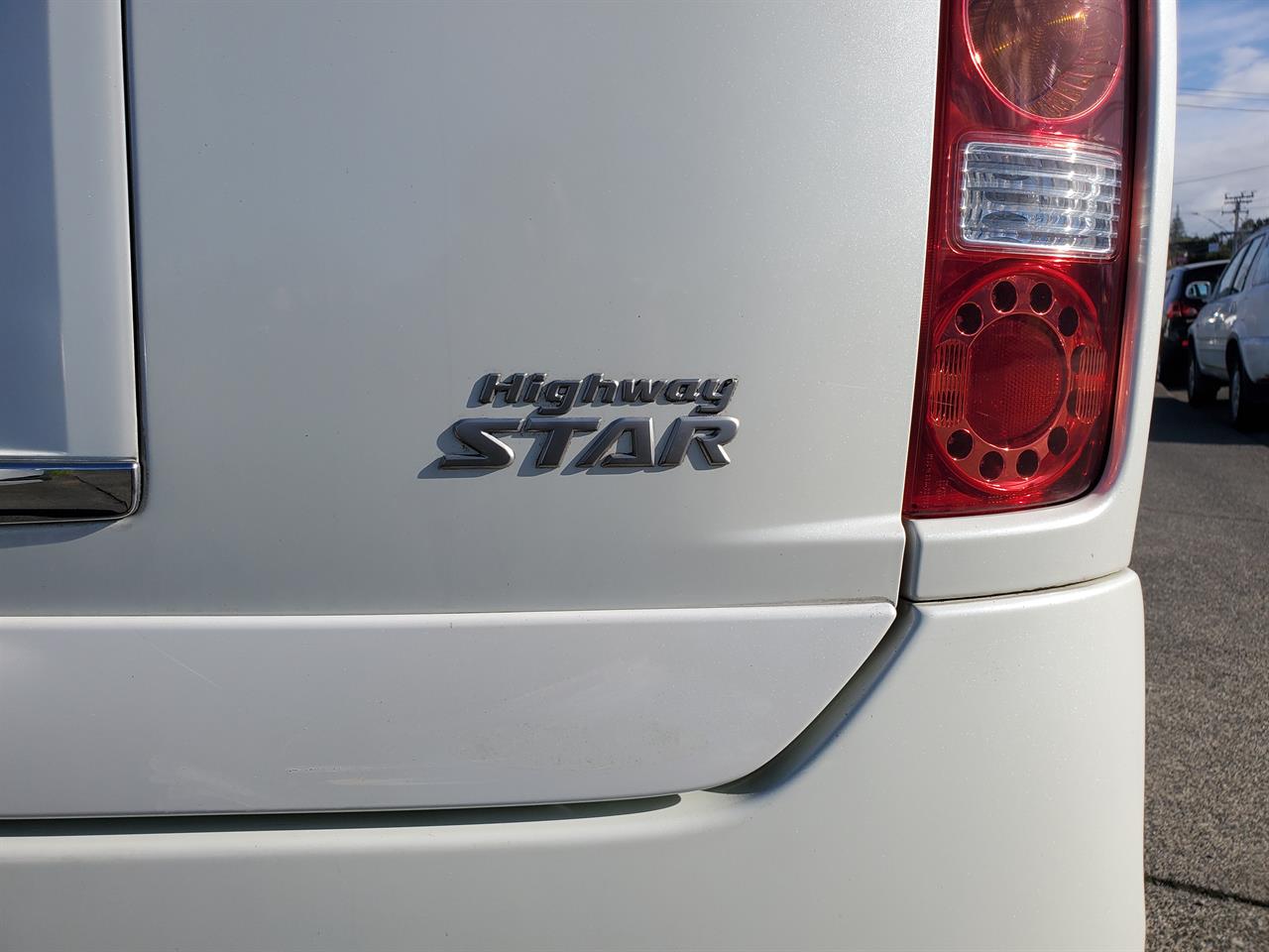 2005 Nissan Elgrand thumbnail