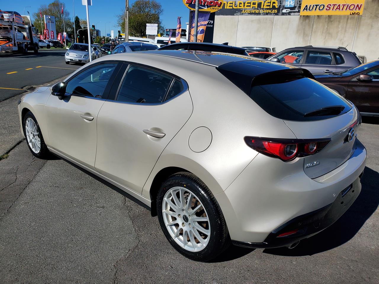 2023 Mazda 3 thumbnail