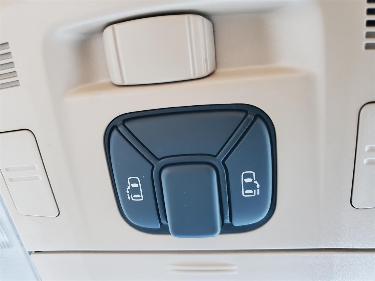 2012 Toyota Vellfire thumbnail