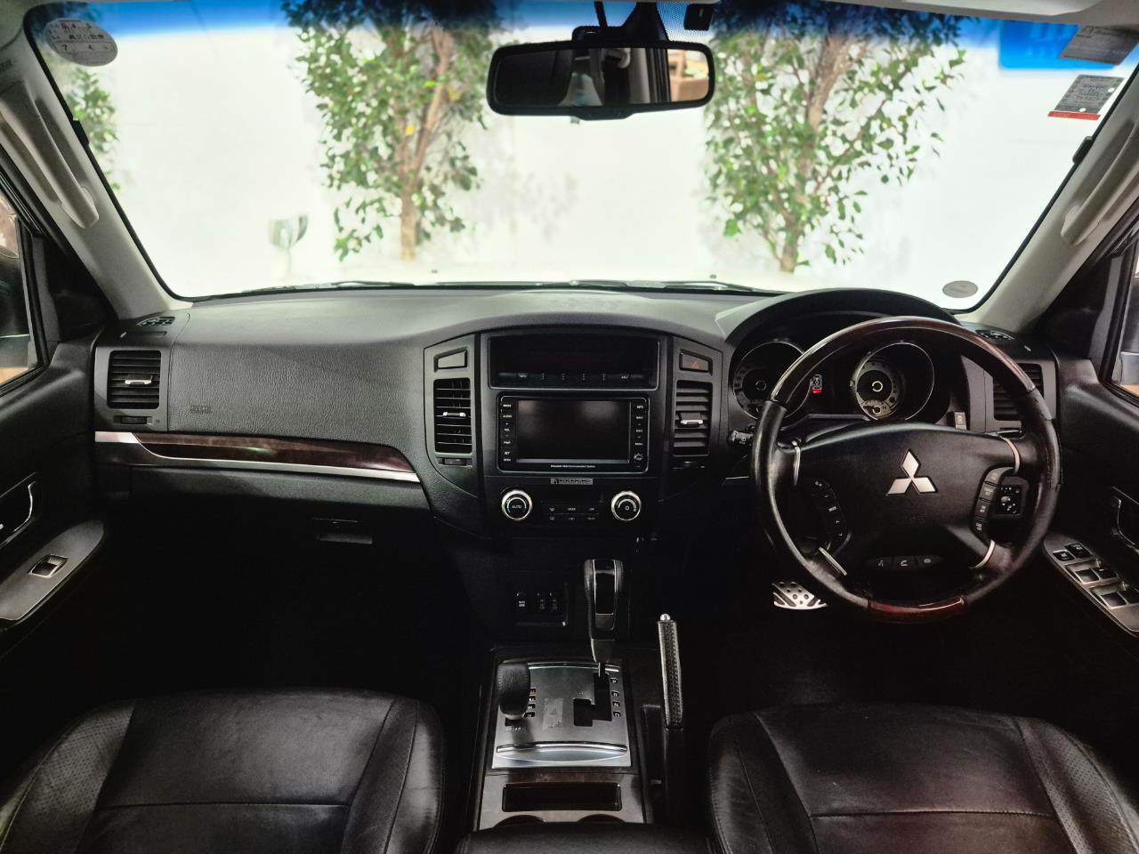 2011 Mitsubishi Pajero thumbnail