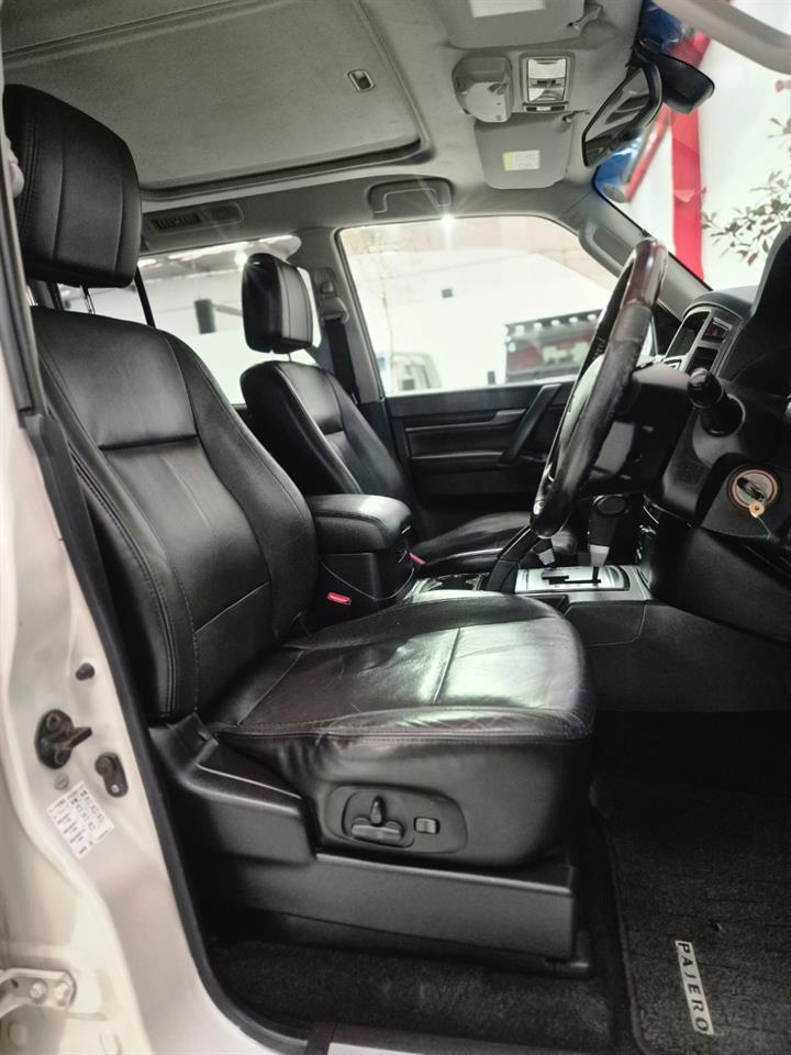 2011 Mitsubishi Pajero thumbnail
