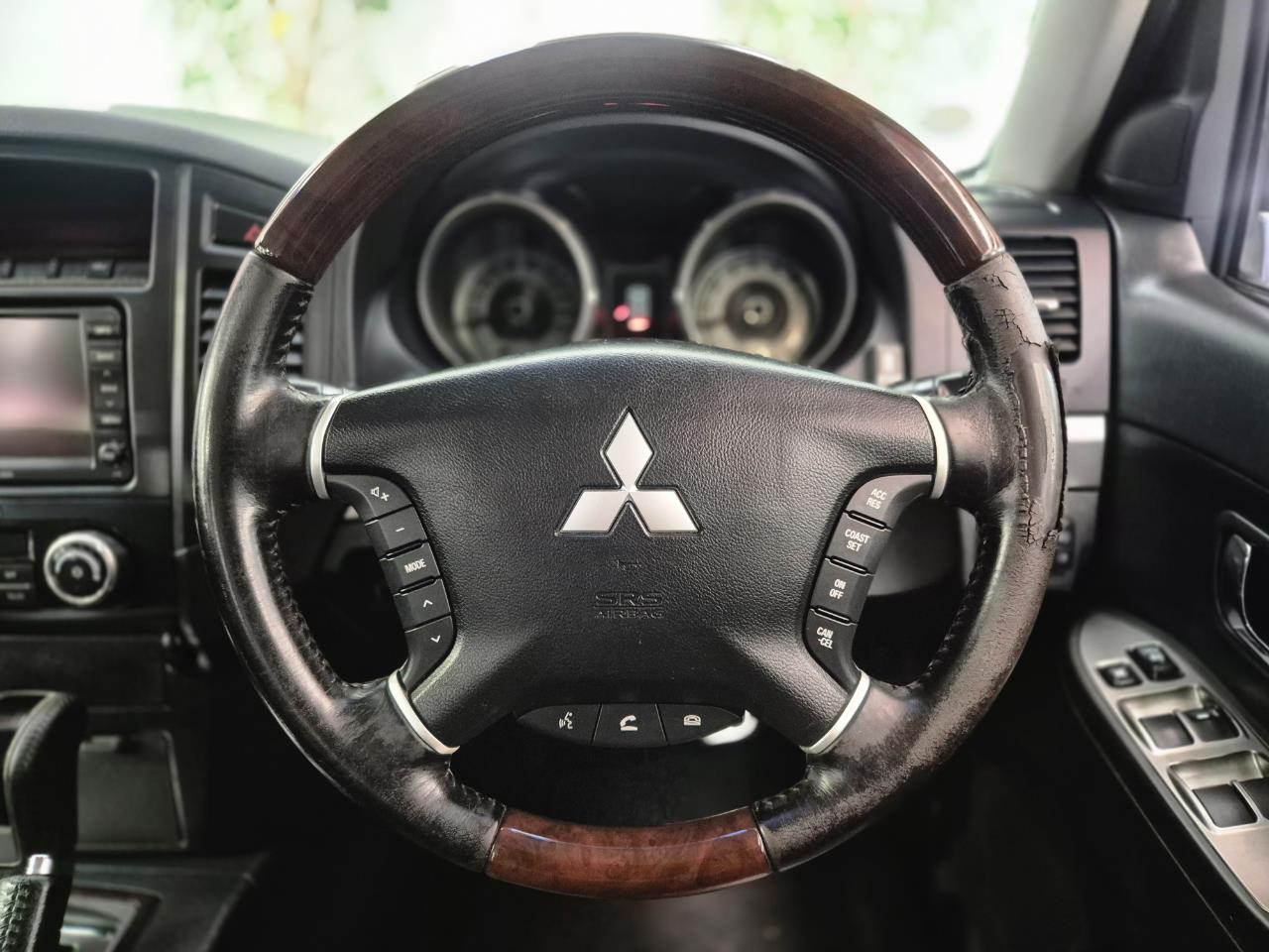 2011 Mitsubishi Pajero thumbnail