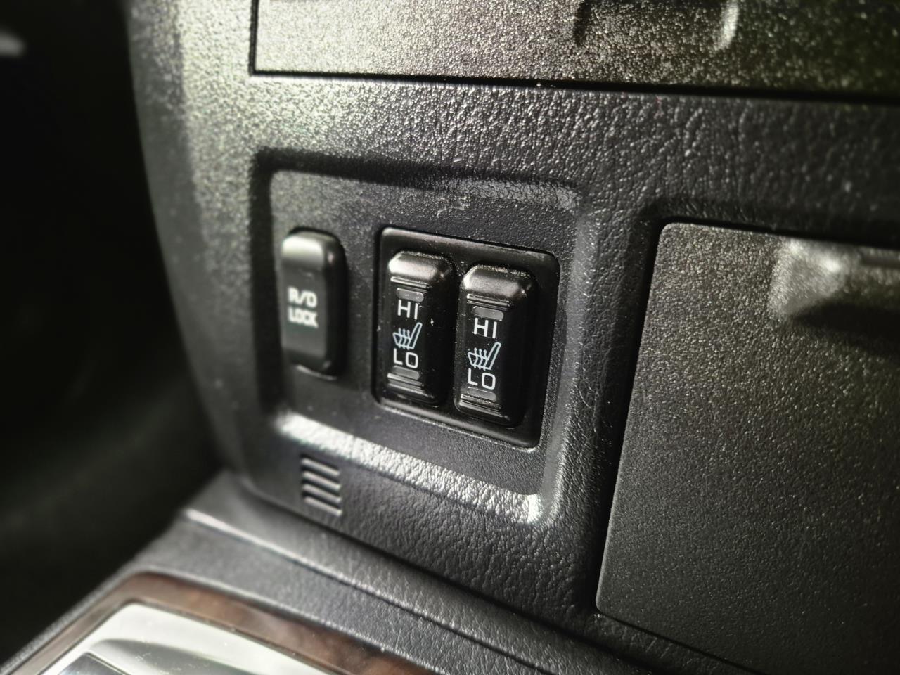 2011 Mitsubishi Pajero thumbnail