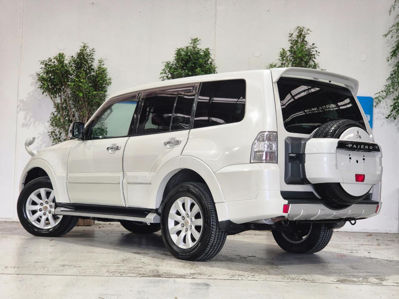 2011 Mitsubishi Pajero thumbnail