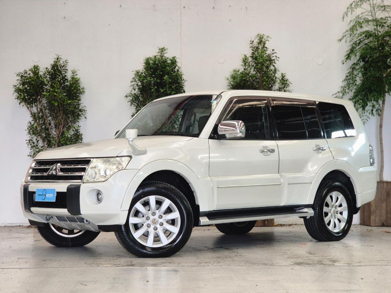 2011 Mitsubishi Pajero thumbnail