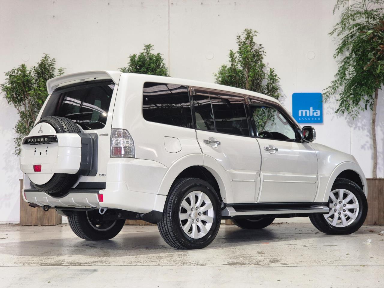 2011 Mitsubishi Pajero thumbnail