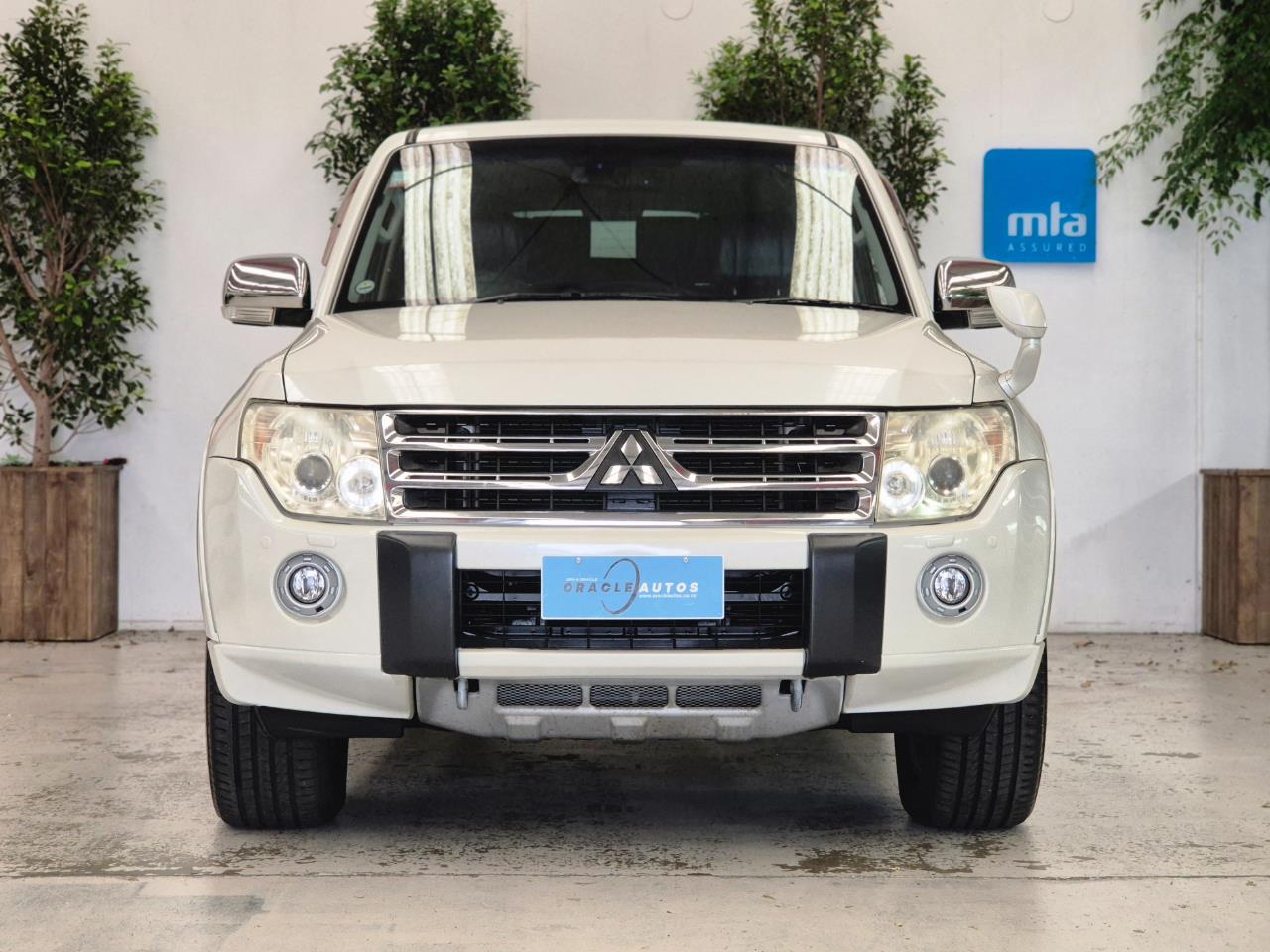 2011 Mitsubishi Pajero thumbnail