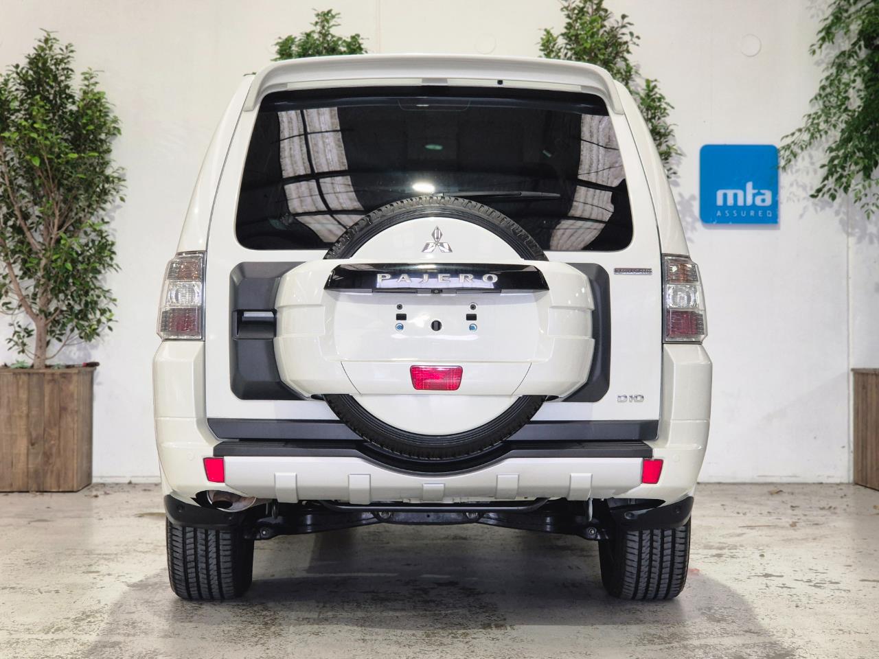 2011 Mitsubishi Pajero thumbnail