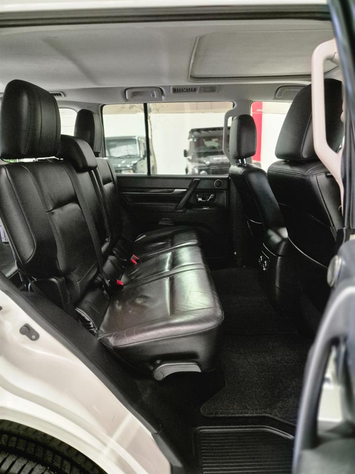 2011 Mitsubishi Pajero thumbnail