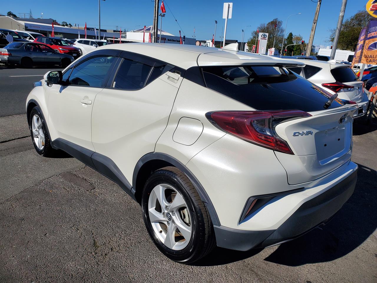2018 Toyota C-HR thumbnail