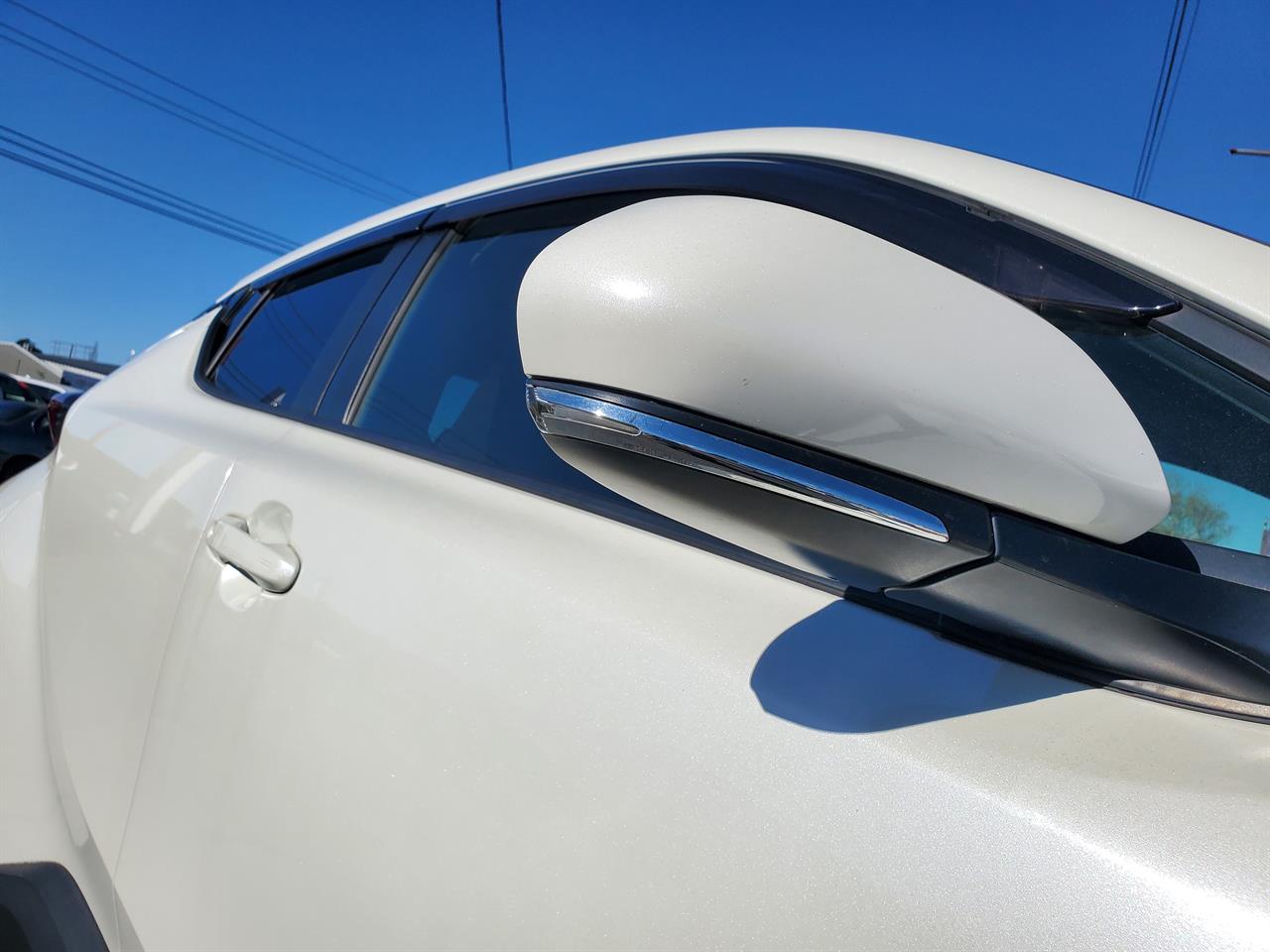 2018 Toyota C-HR thumbnail
