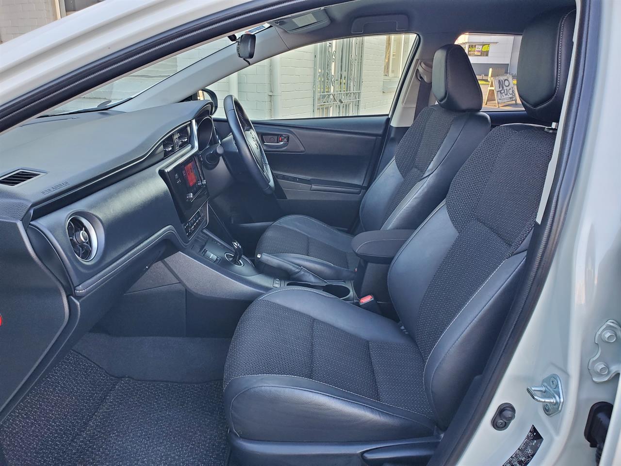 2016 Toyota Auris thumbnail
