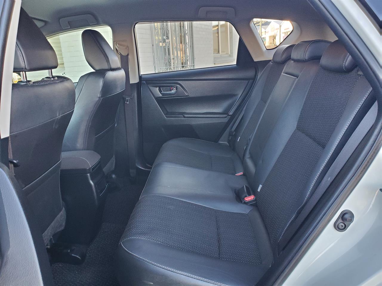 2016 Toyota Auris thumbnail