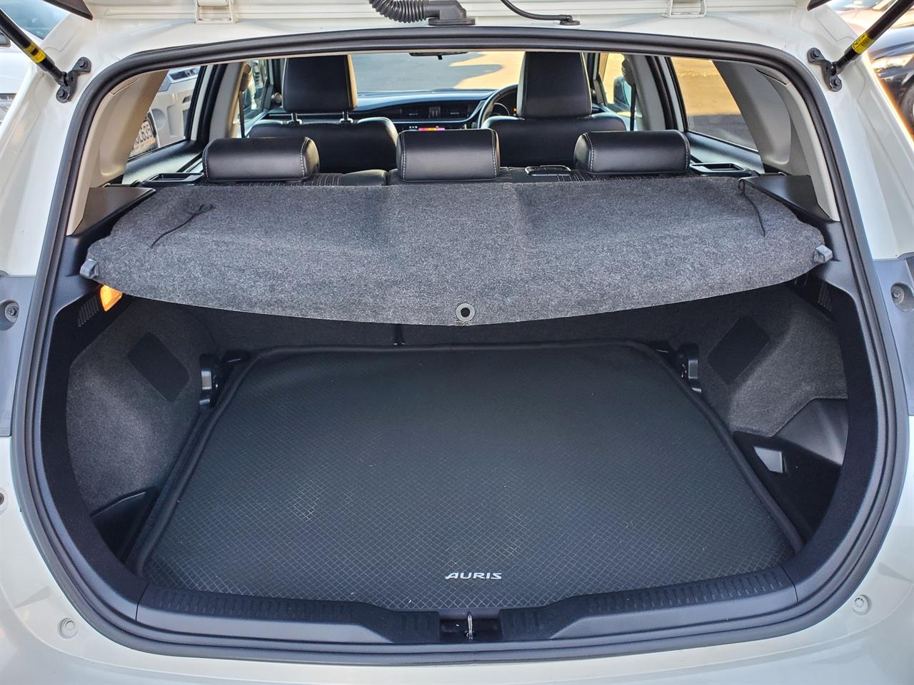 2016 Toyota Auris thumbnail
