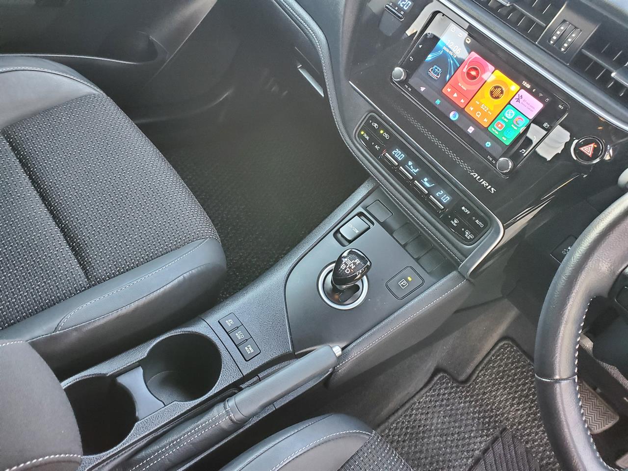2016 Toyota Auris thumbnail