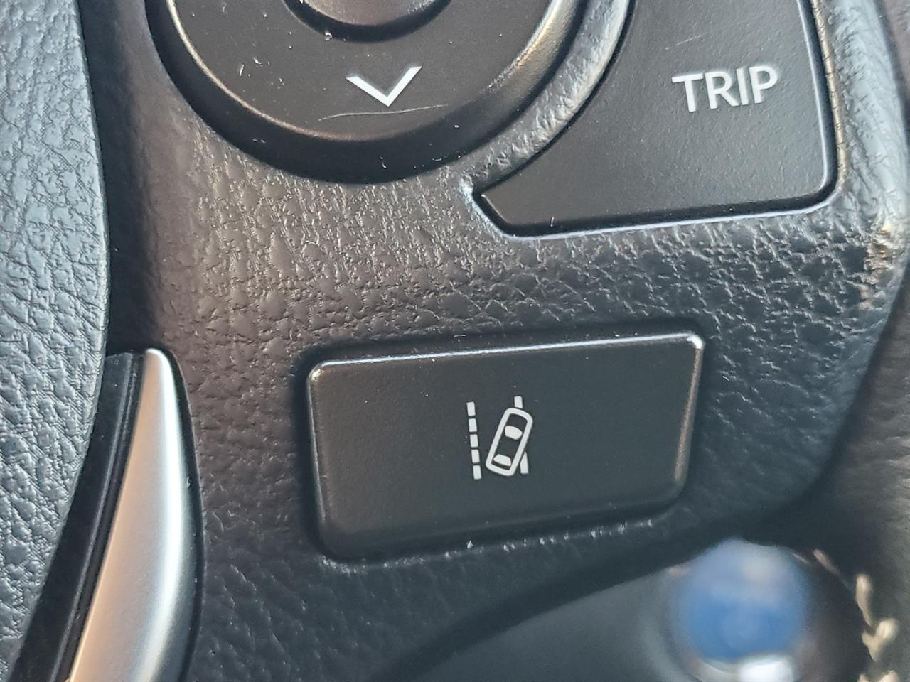 2016 Toyota Auris thumbnail
