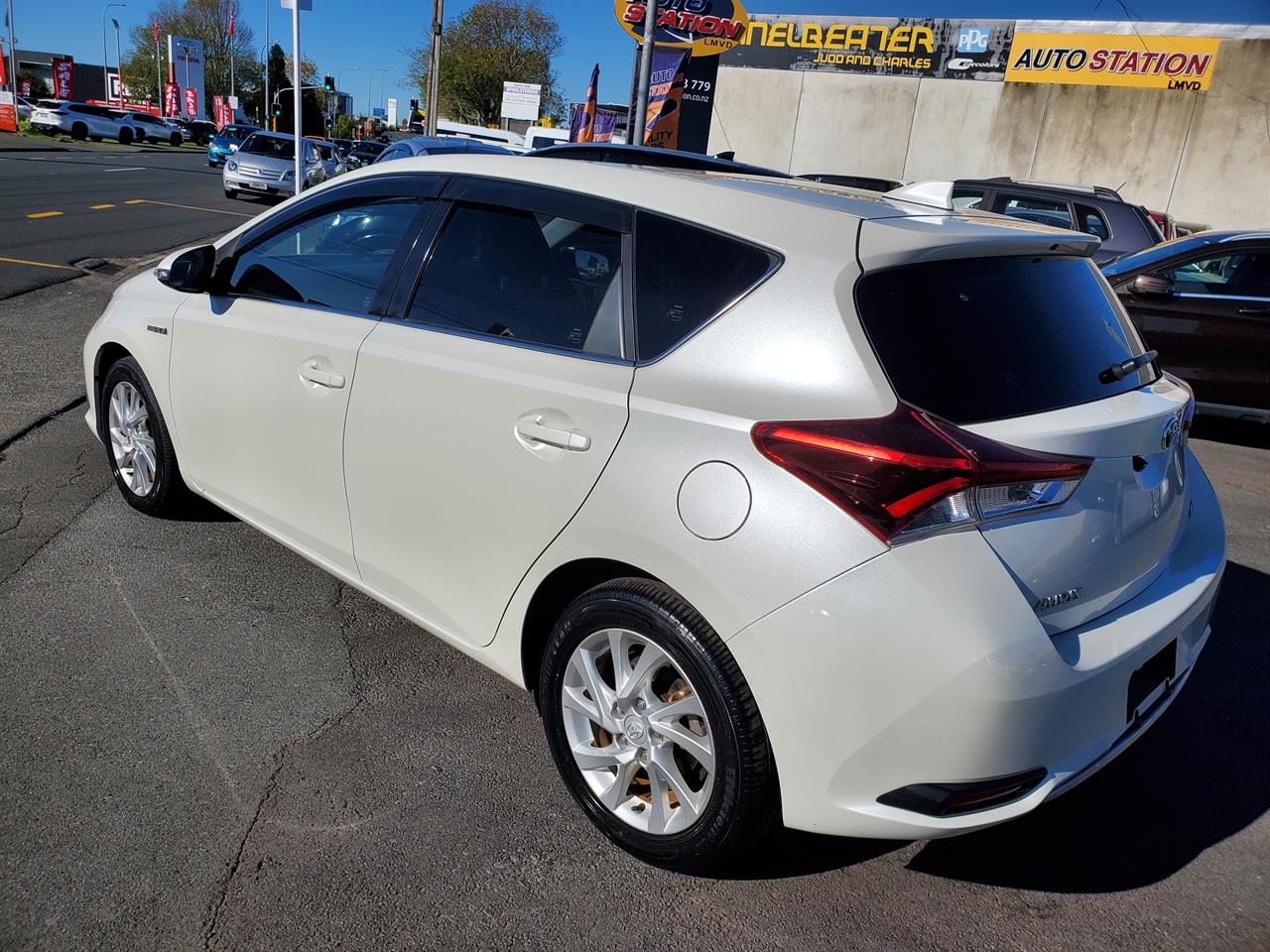 2016 Toyota Auris thumbnail
