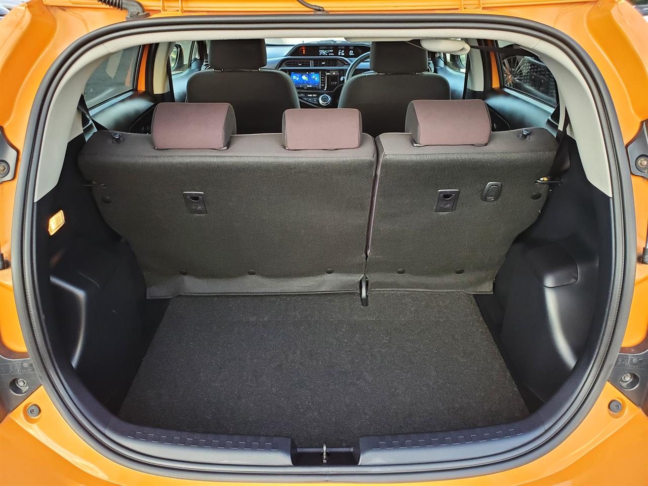 2017 Toyota Aqua thumbnail