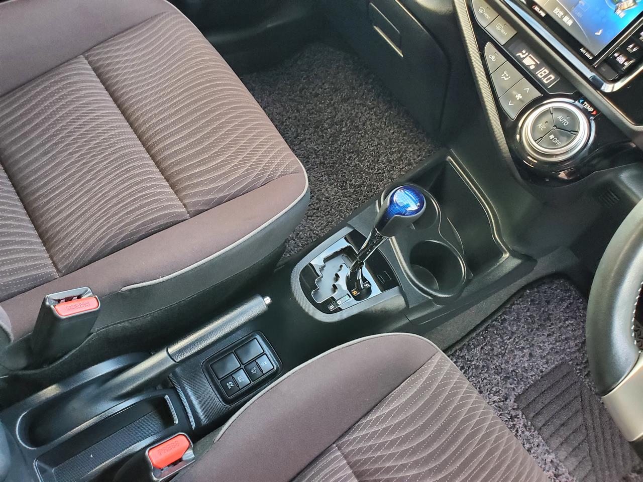 2017 Toyota Aqua thumbnail