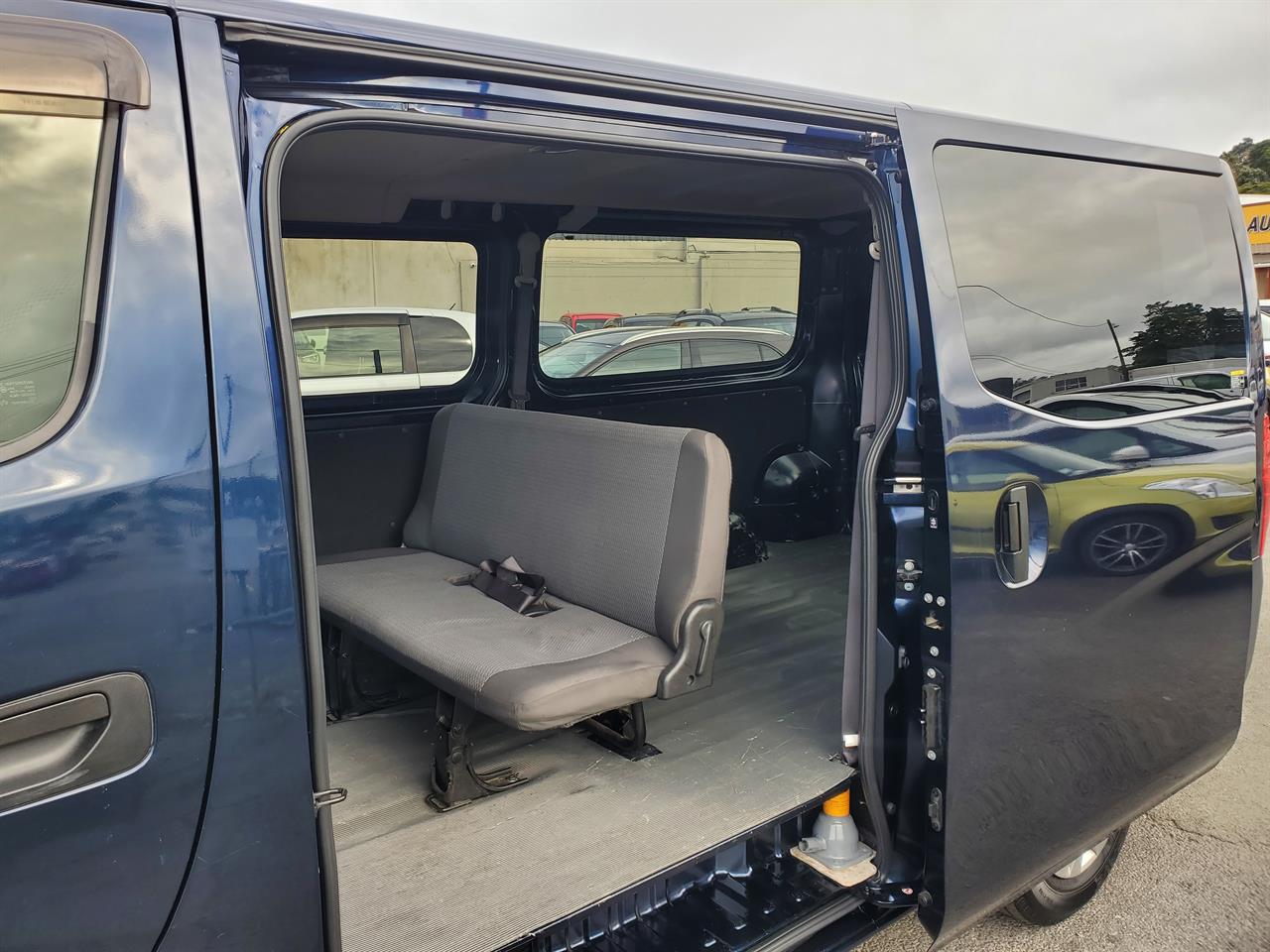2022 Nissan Caravan thumbnail