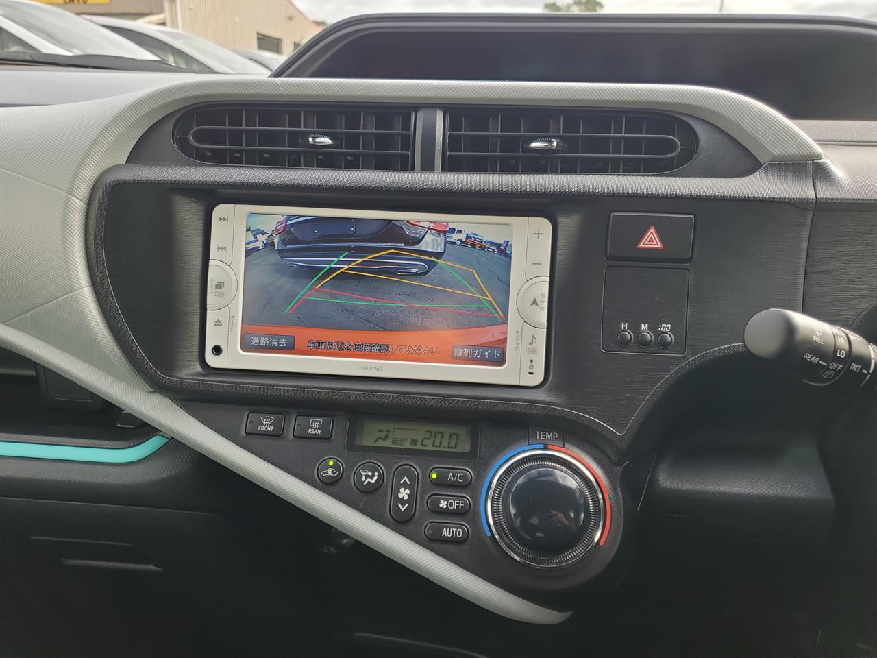2012 Toyota Aqua thumbnail