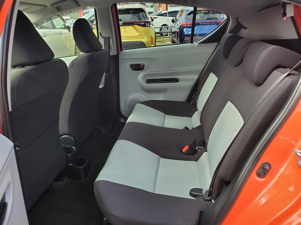 2012 Toyota Aqua thumbnail