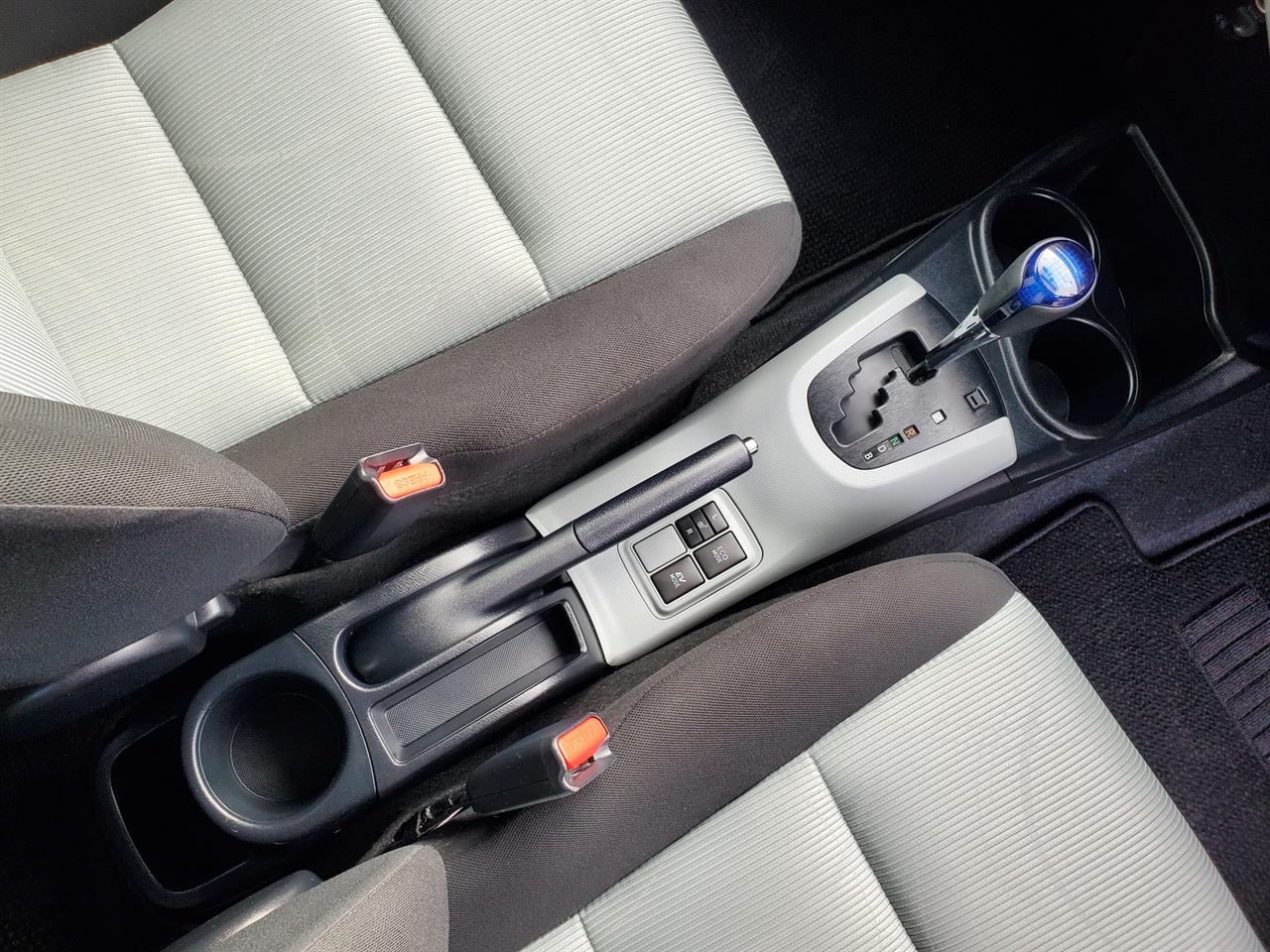 2012 Toyota Aqua thumbnail