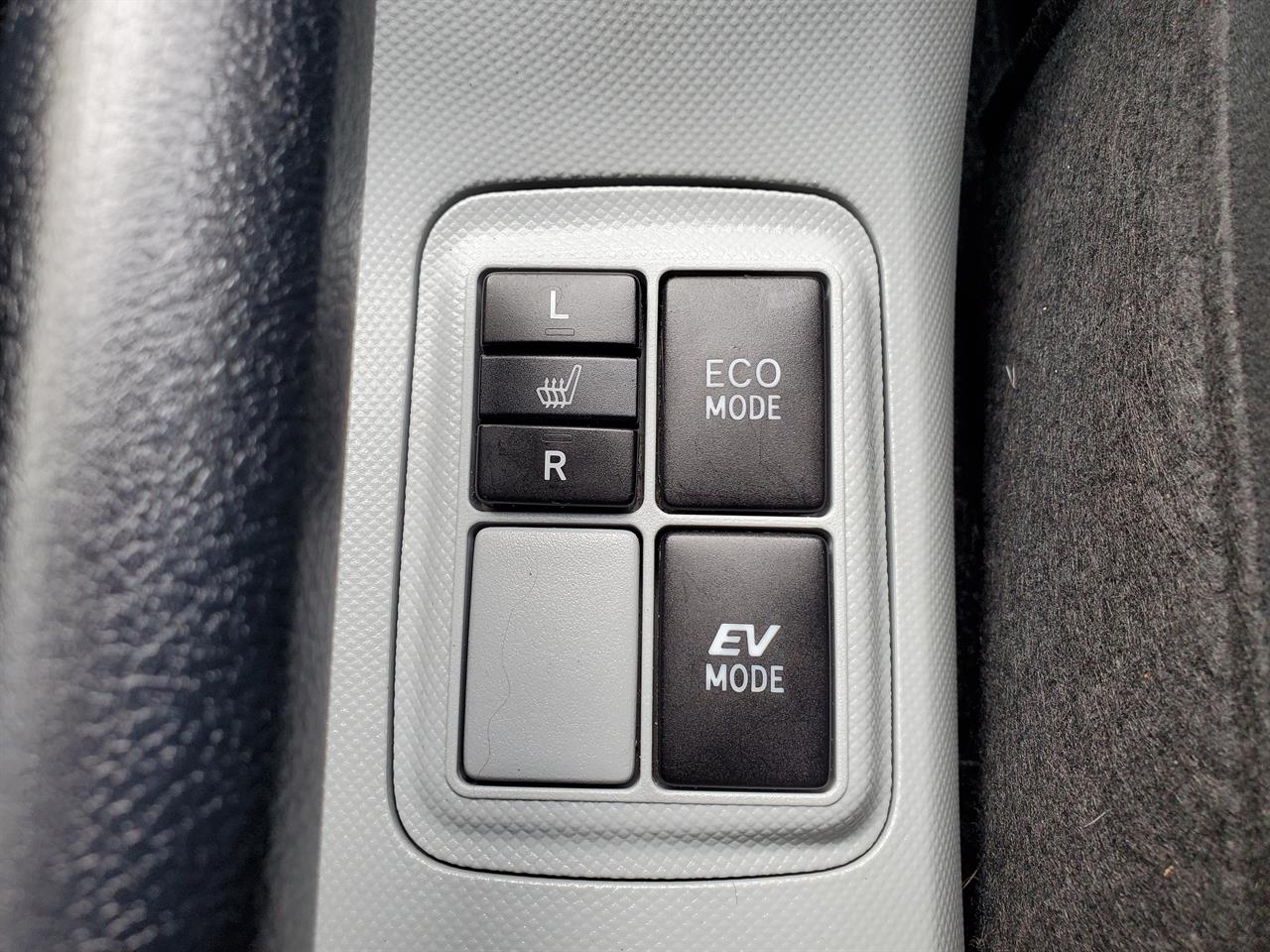 2012 Toyota Aqua thumbnail