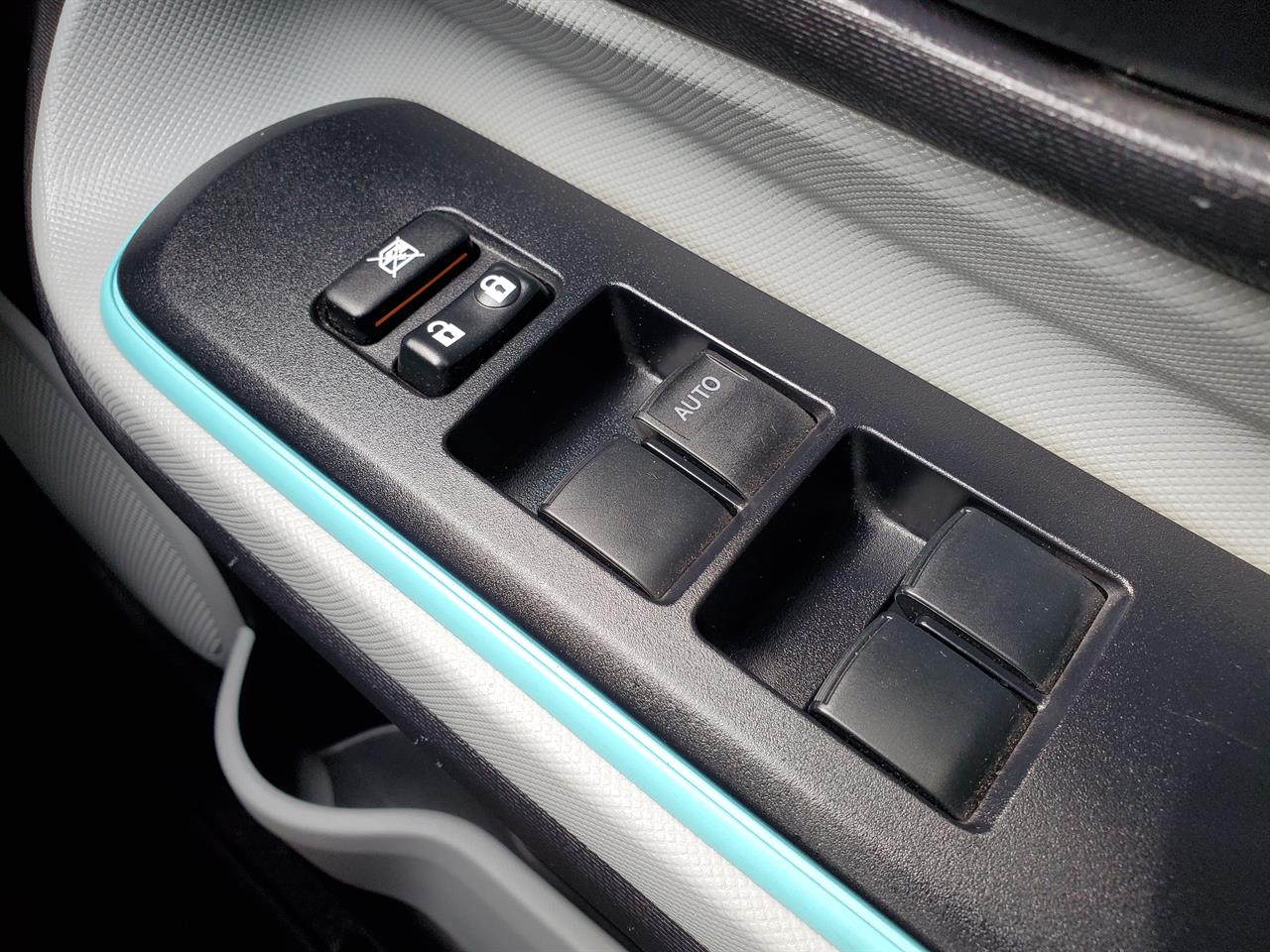 2012 Toyota Aqua thumbnail