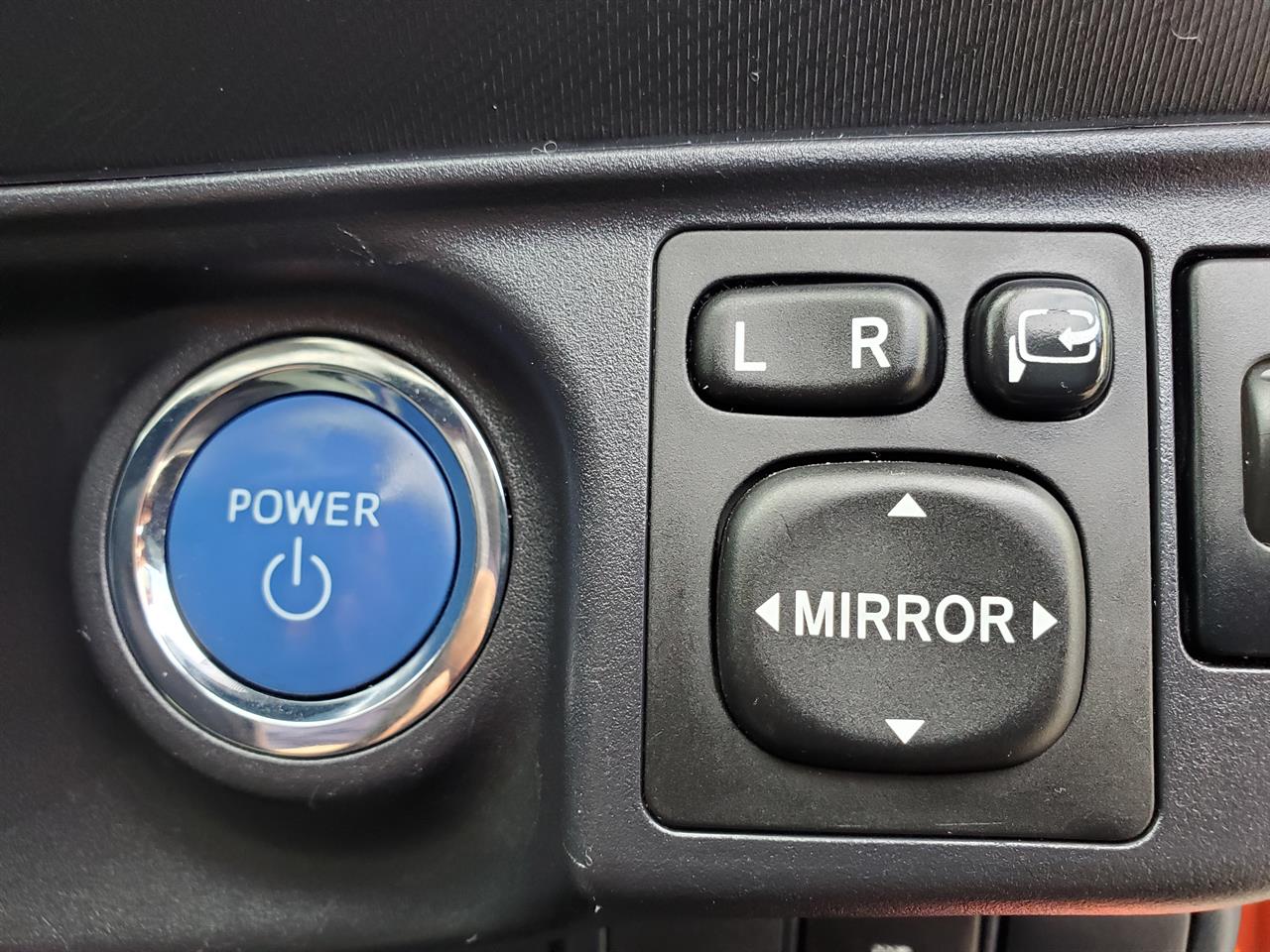 2012 Toyota Aqua thumbnail