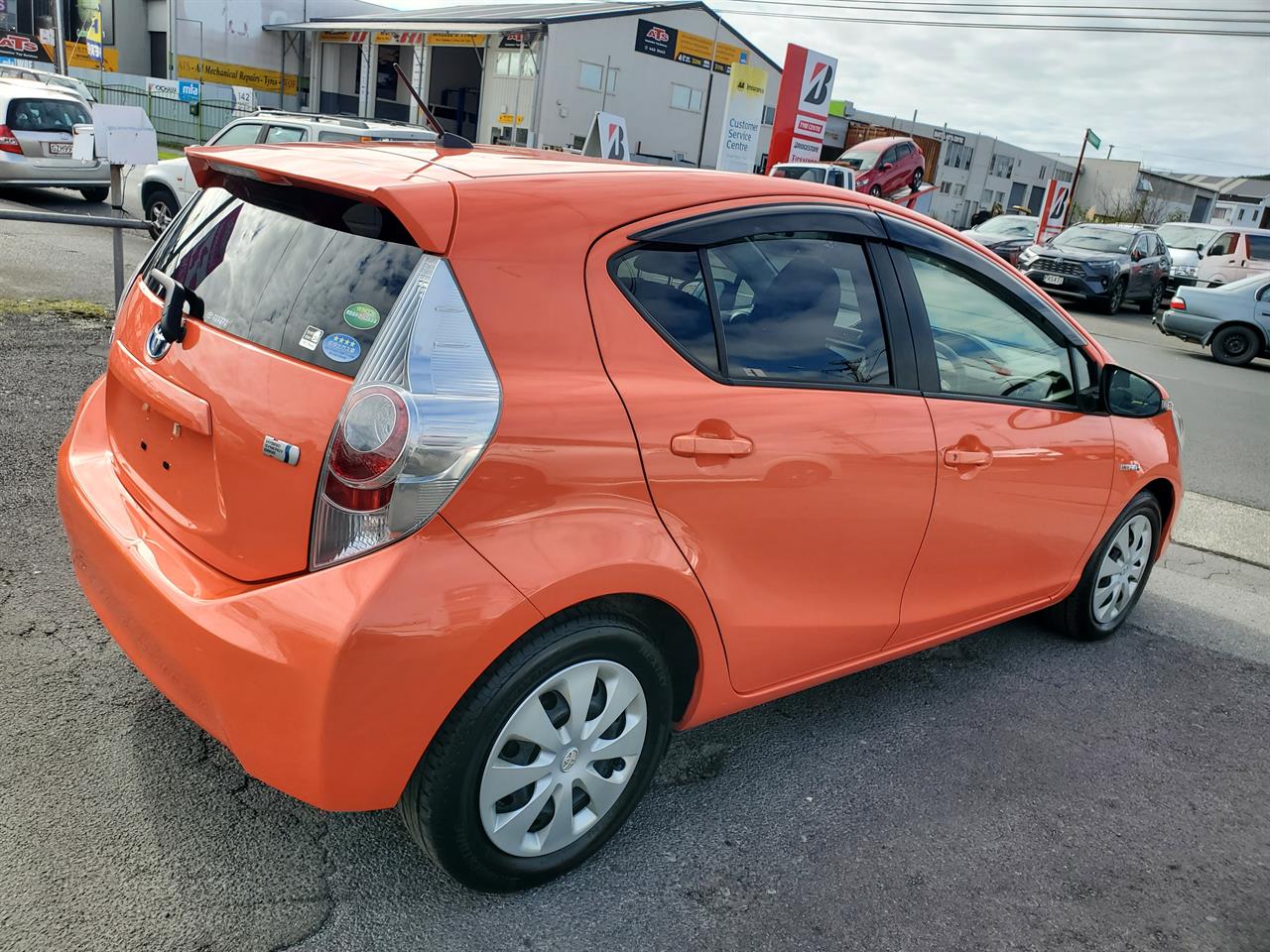 2012 Toyota Aqua thumbnail