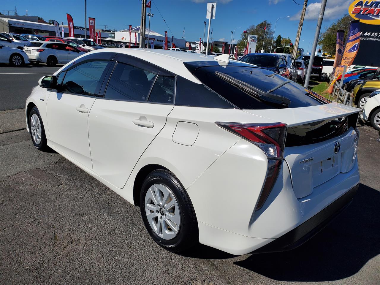 2019 Toyota Prius thumbnail